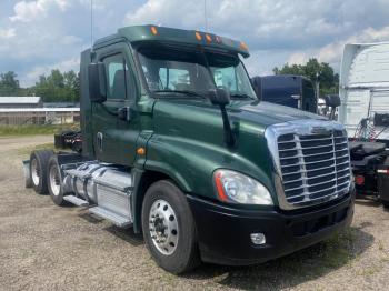  Salvage Freightliner Cascadia 1