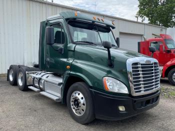  Salvage Freightliner Cascadia 1