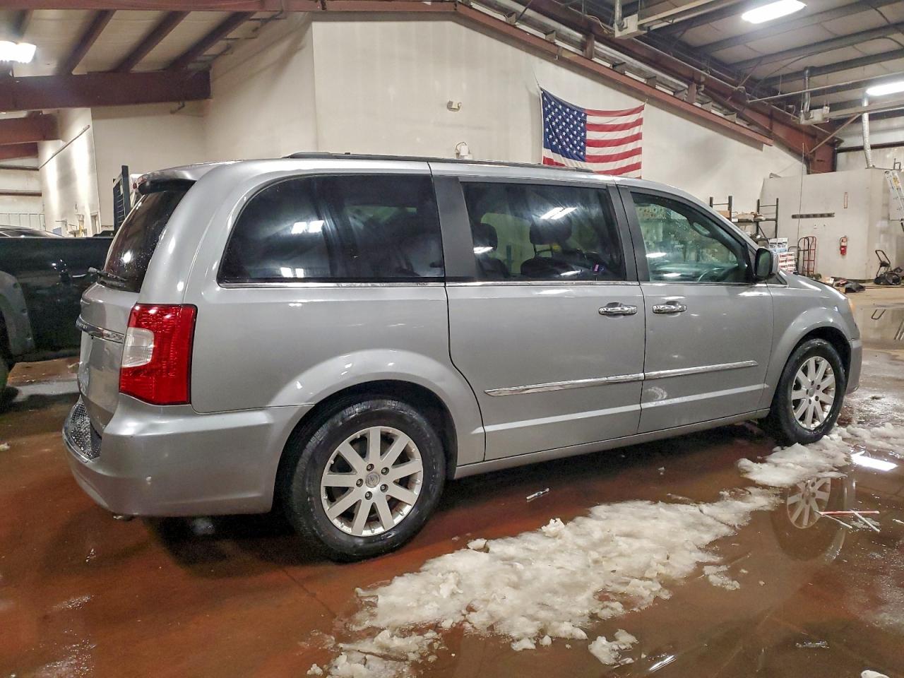 Chrysler Minivan Touring Image 6