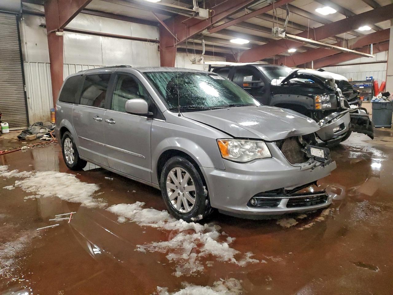 Chrysler Minivan Touring Image 3