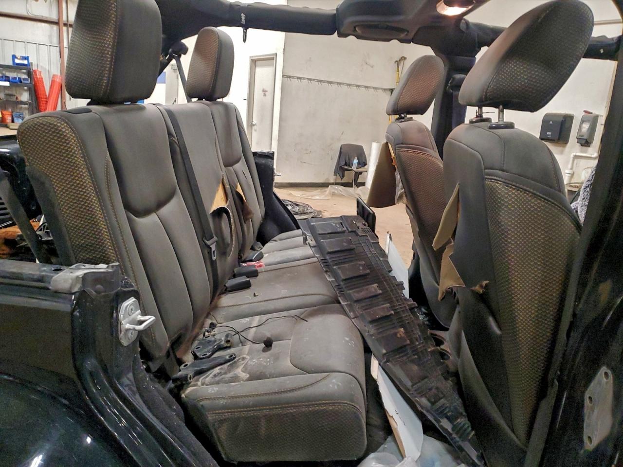 Jeep Wrangler Sahara Image 7