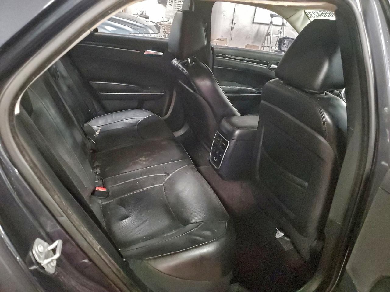 Chrysler 300 Image 11