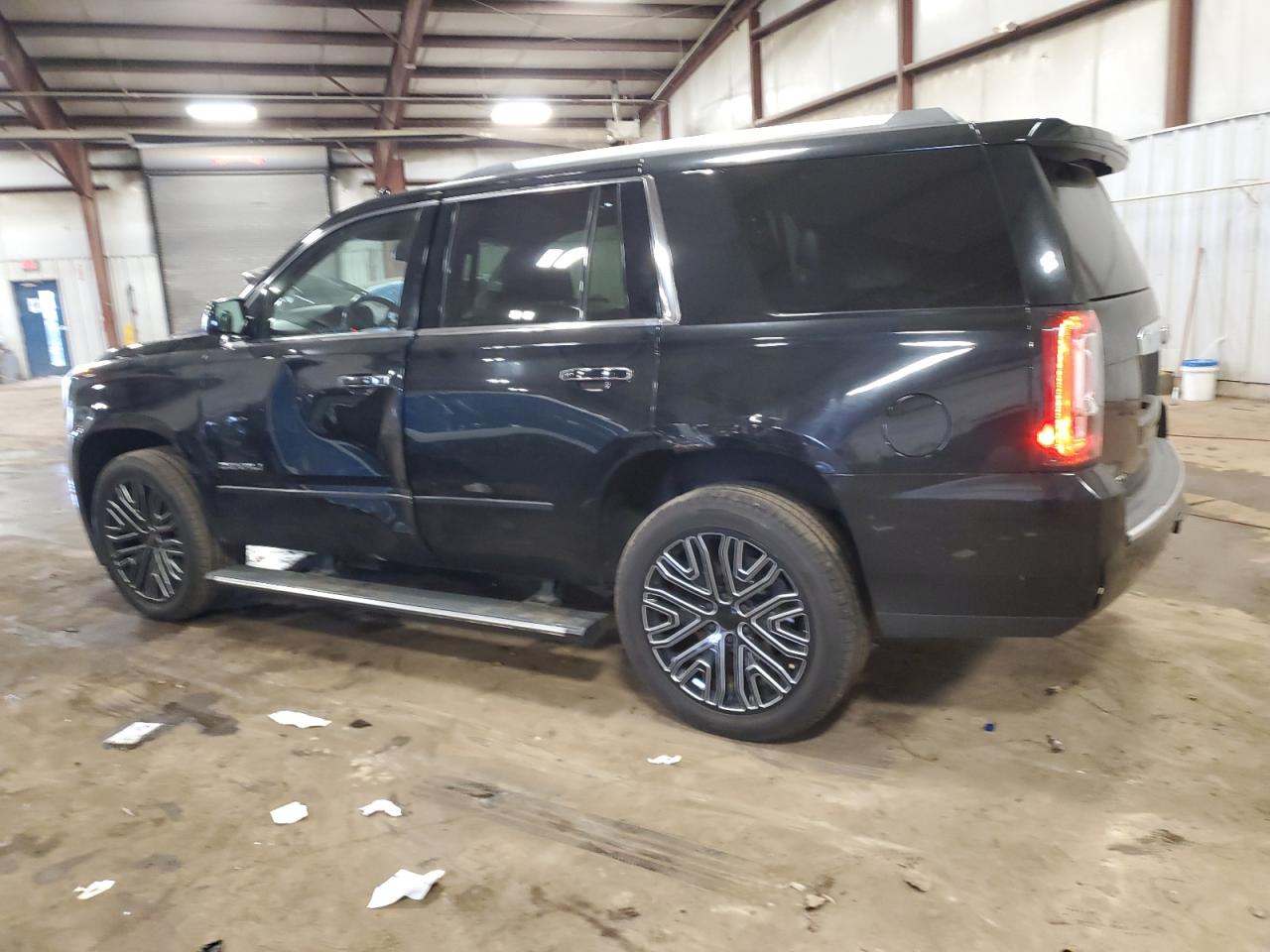 GMC Yukon Denali Image 12