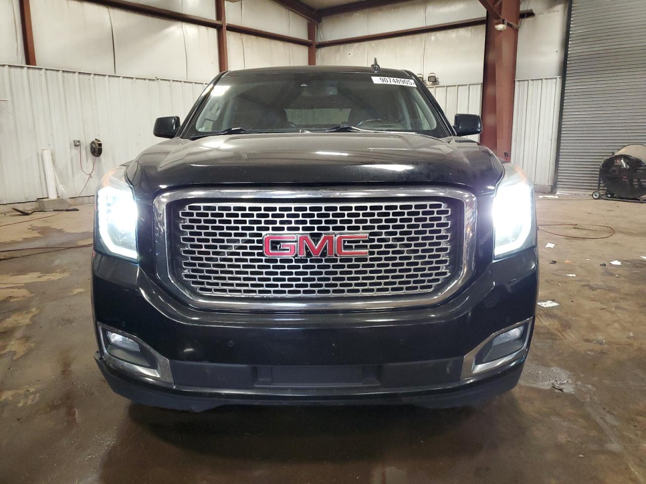 GMC Yukon Denali Image 5