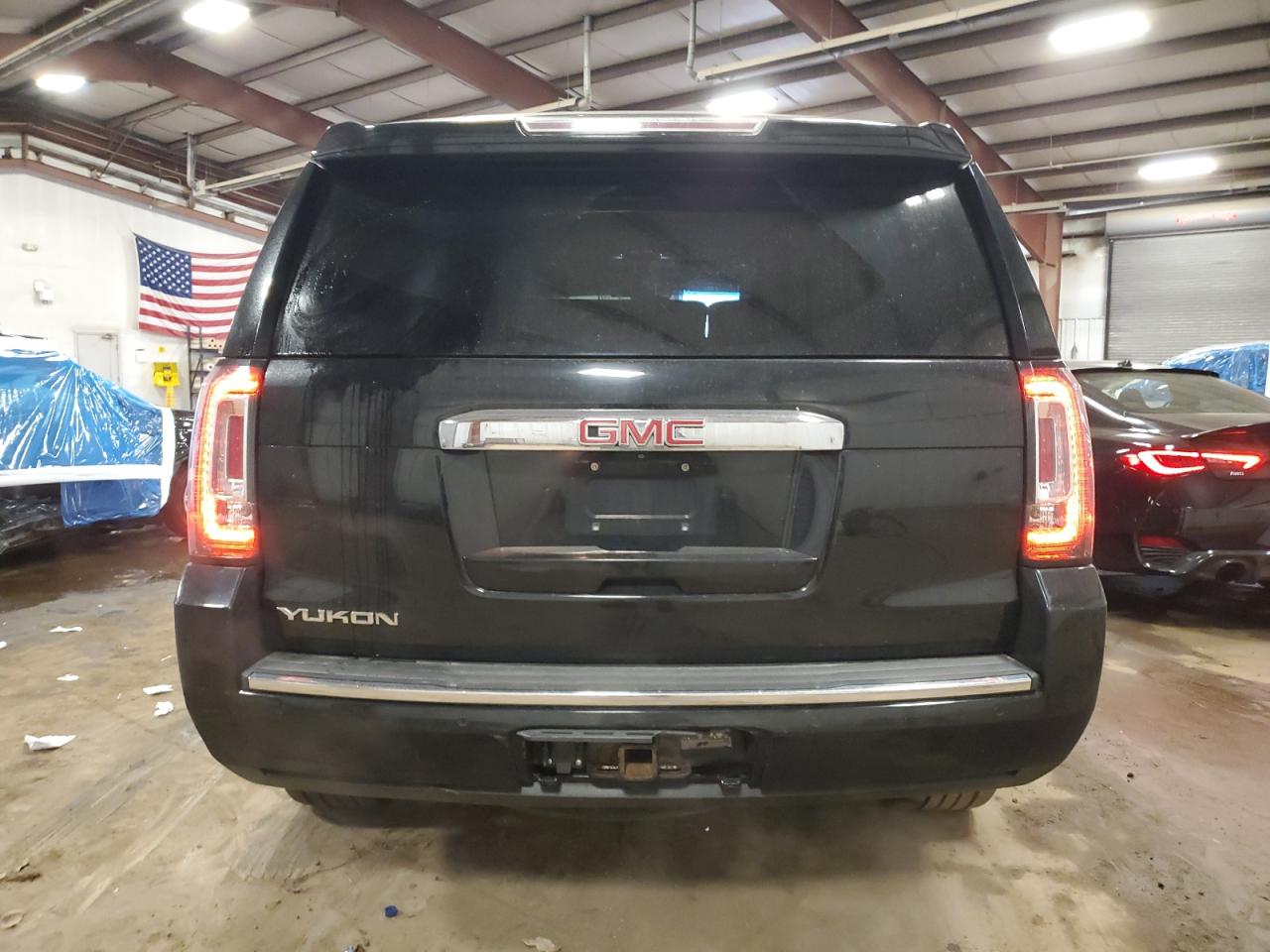 GMC Yukon Denali Image 3