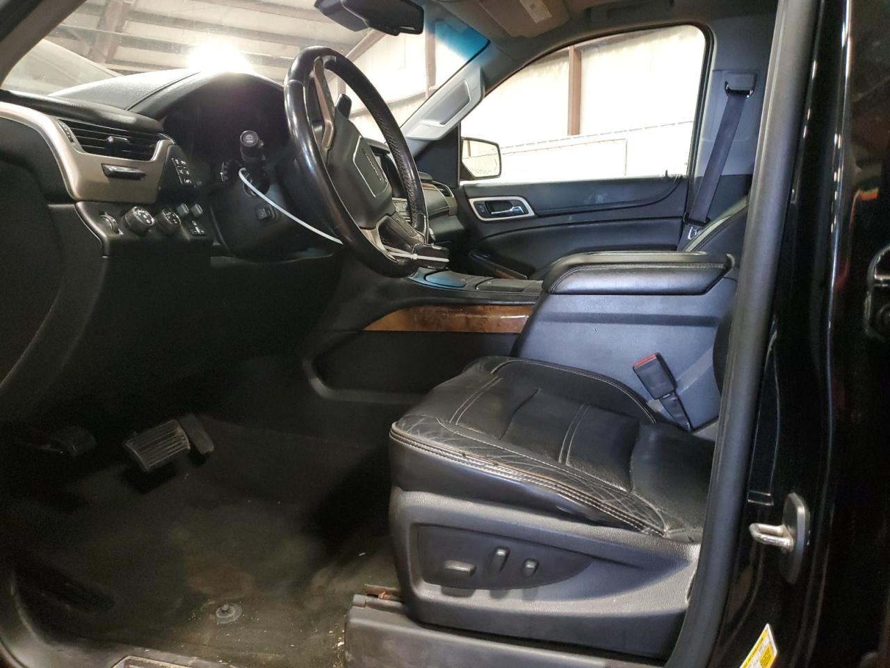 GMC Yukon Denali Image 6