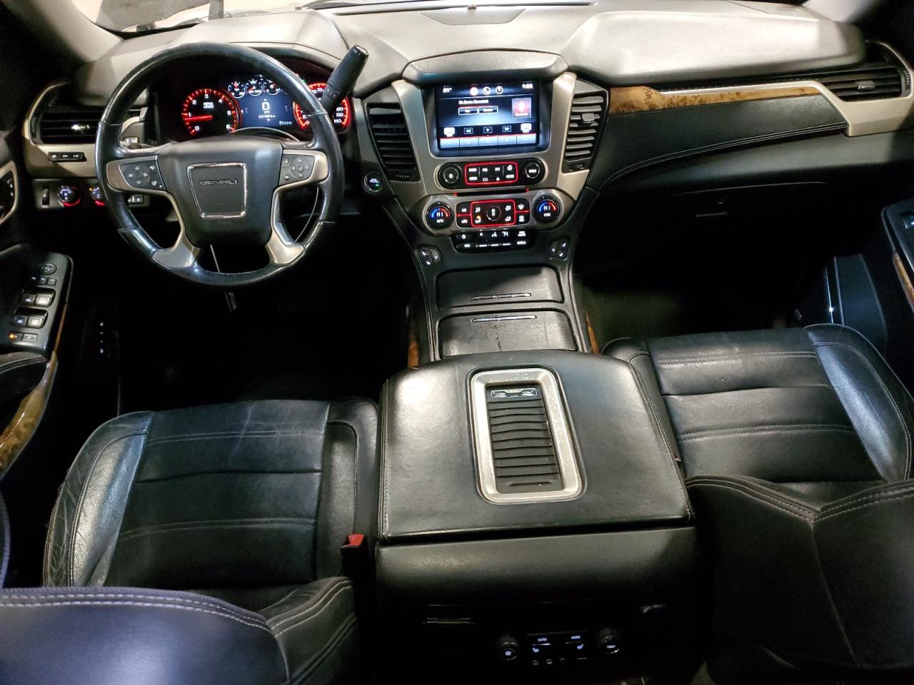 GMC Yukon Denali Image 7