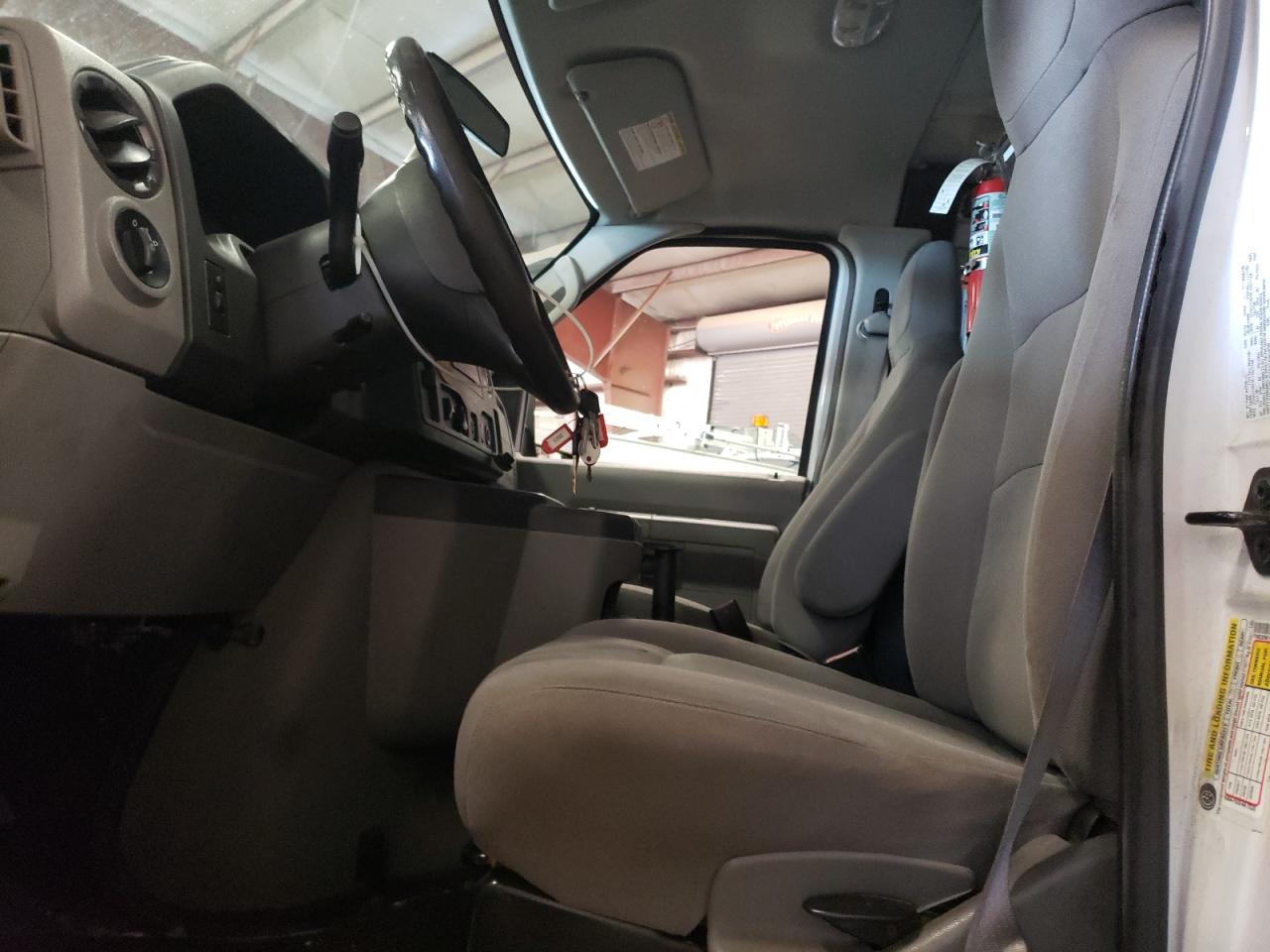 Ford Econoline E250 Van Image 12