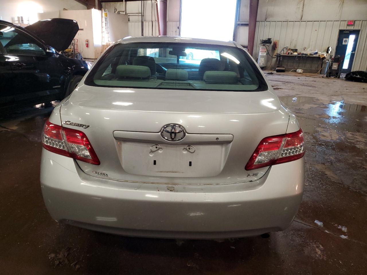 Toyota Camry Base Image 8