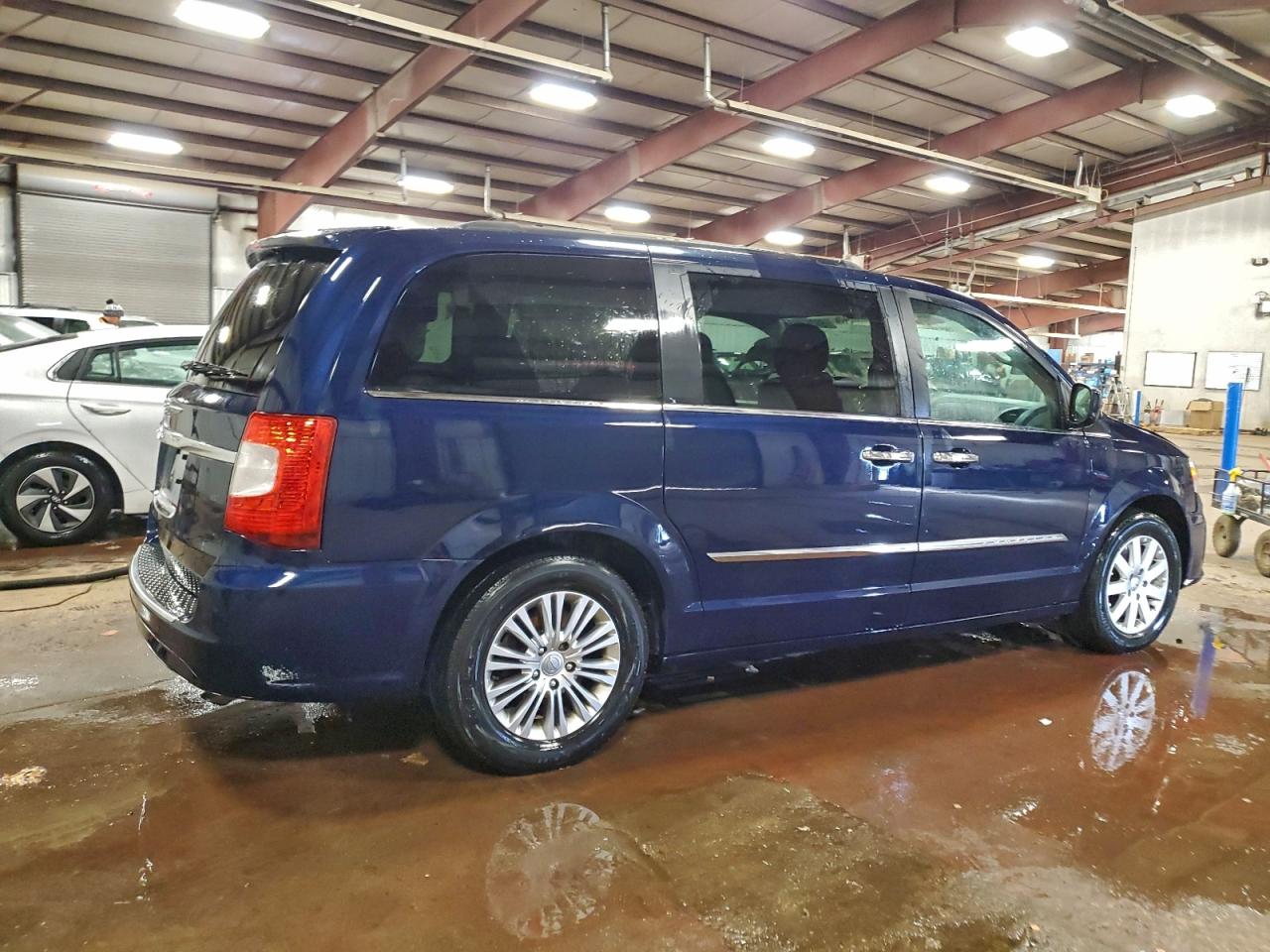 Chrysler Minivan Touring Image 5