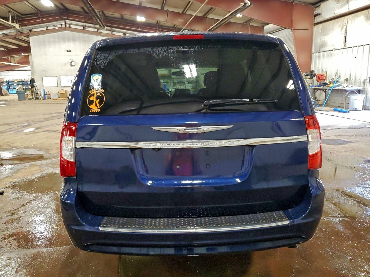 Chrysler Minivan Touring Image 9