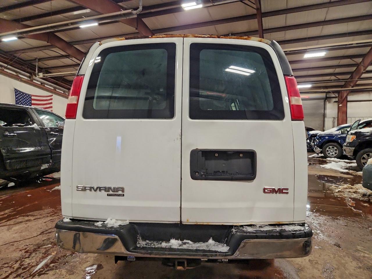 GMC Savana G3500 Image 4