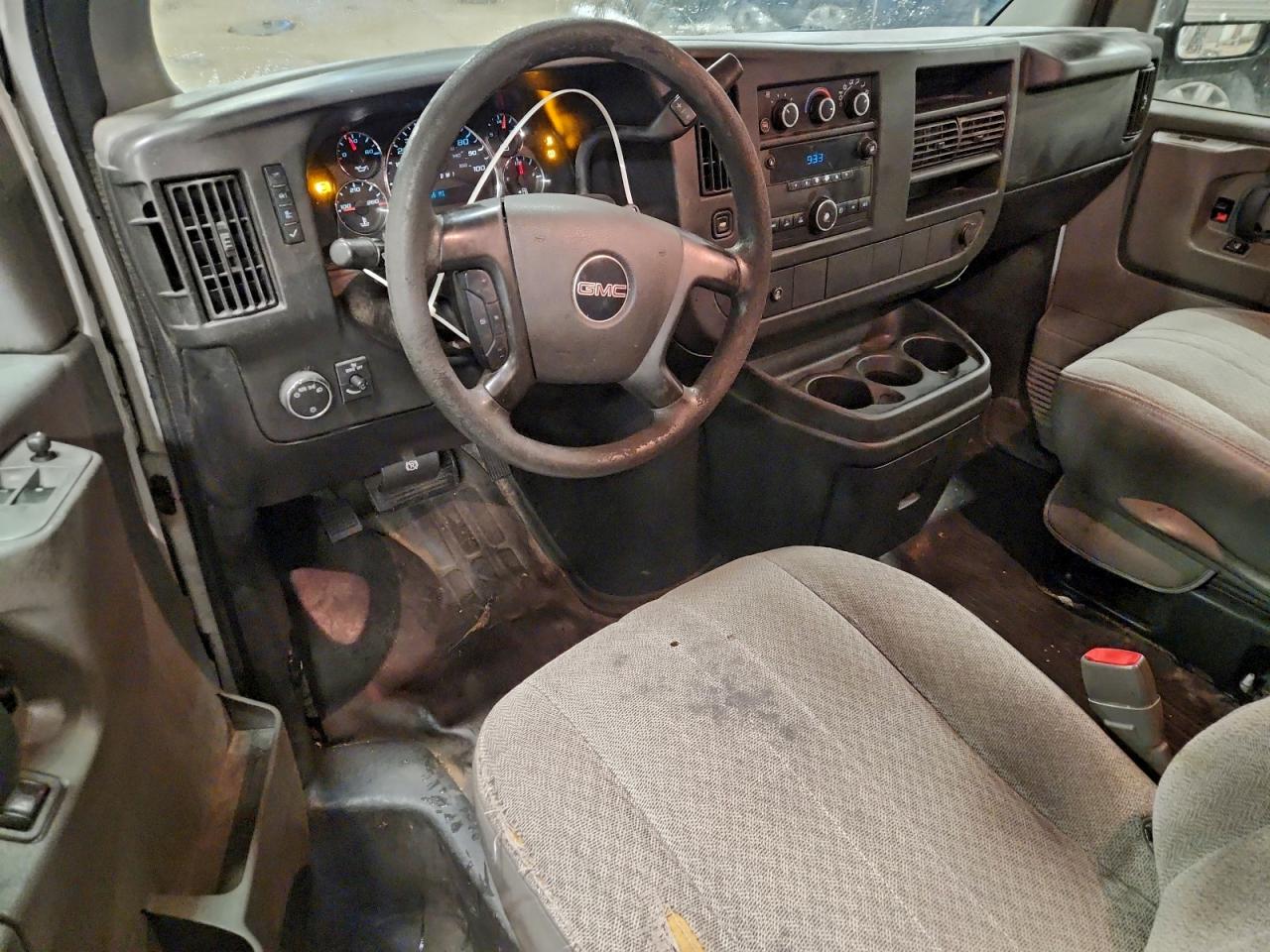 GMC Savana G3500 Image 9