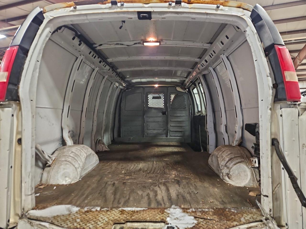 GMC Savana G3500 Image 12