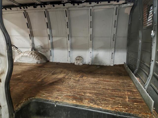 GMC Savana G3500 Image 13