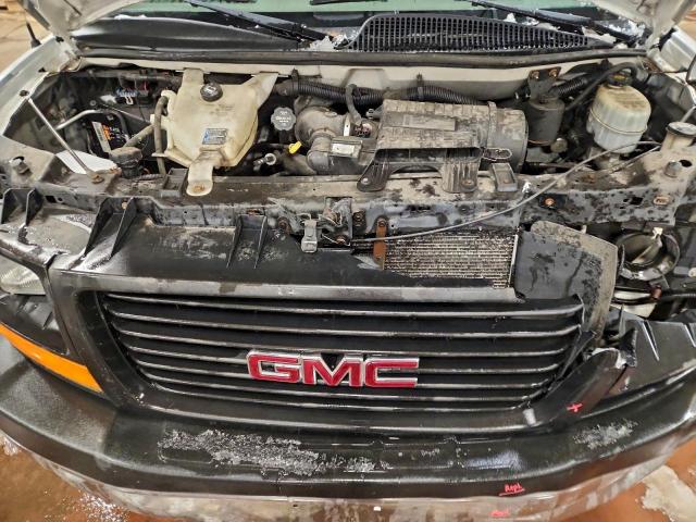 GMC Savana G3500 Image 11