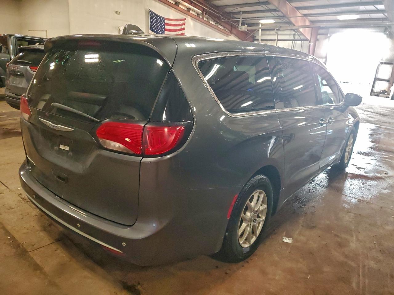 Chrysler Pacifica Touring Image 3