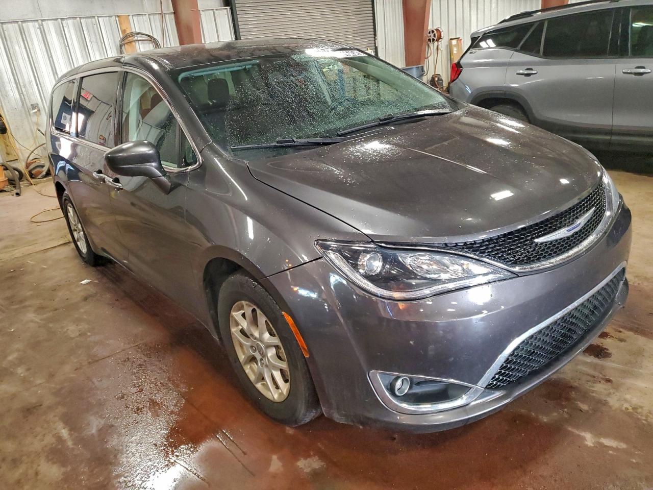 Chrysler Pacifica Touring Image 2