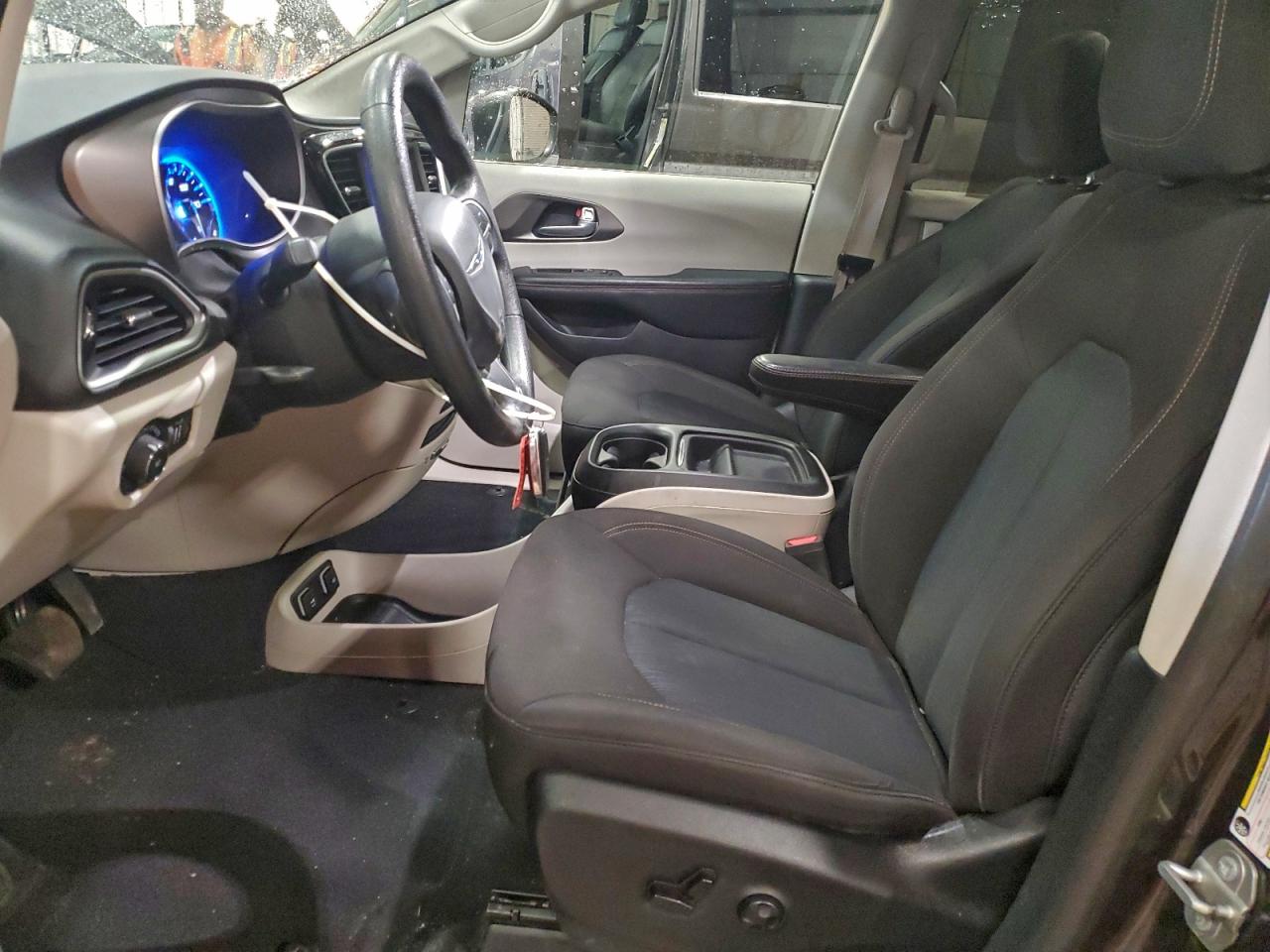 Chrysler Pacifica Touring Image 4