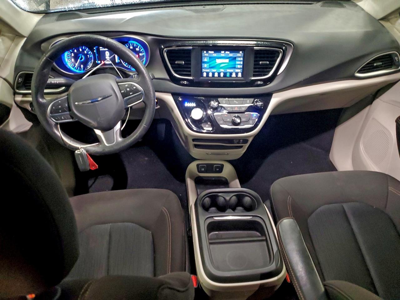 Chrysler Pacifica Touring Image 11