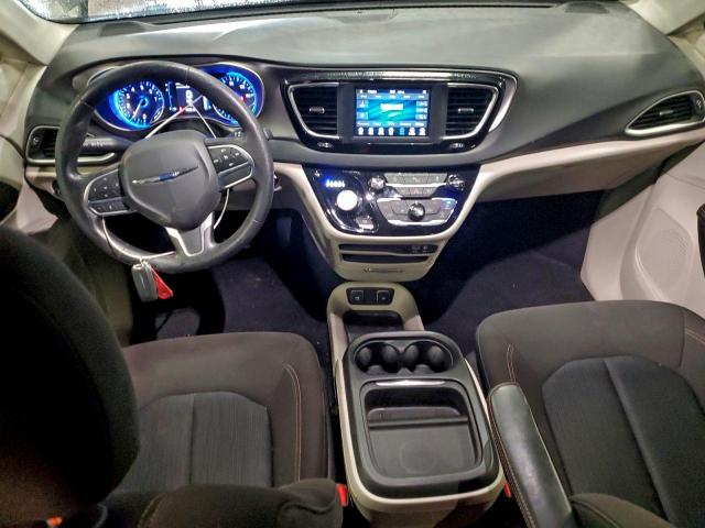 Chrysler Pacifica Touring Image 11
