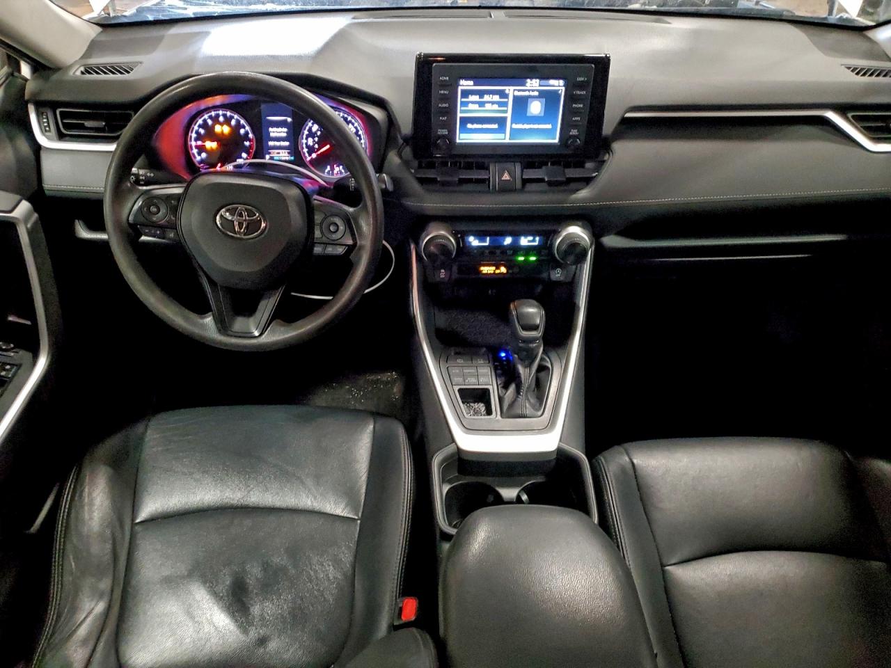 Toyota RAV4 Le Image 11