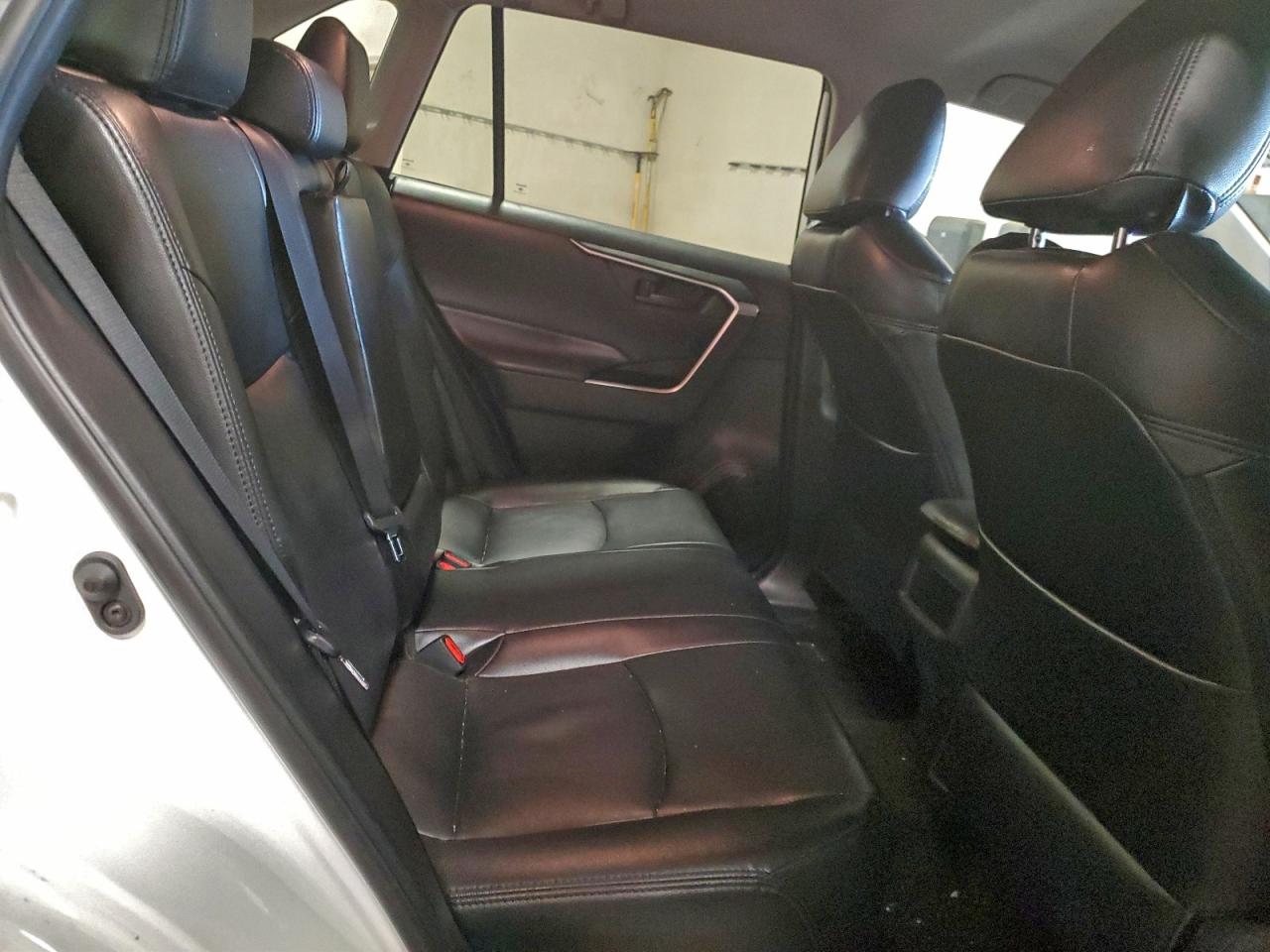 Toyota RAV4 Le Image 8