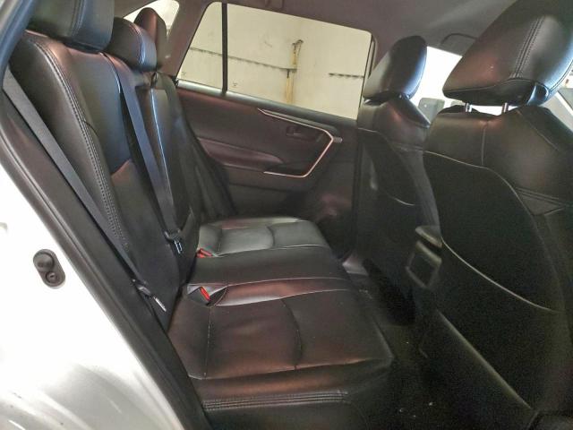 Toyota RAV4 Le Image 8