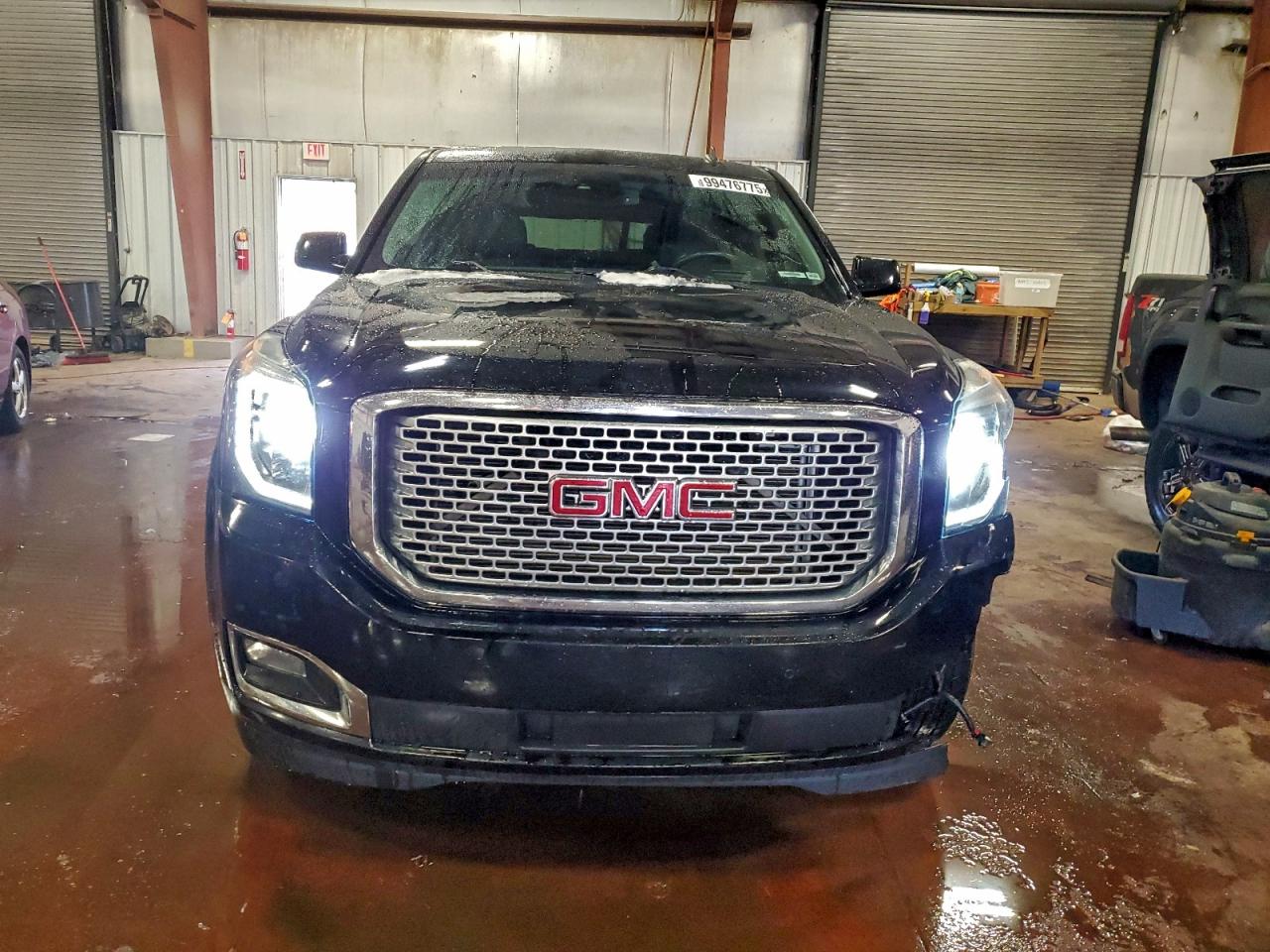 GMC Yukon Denali Image 3