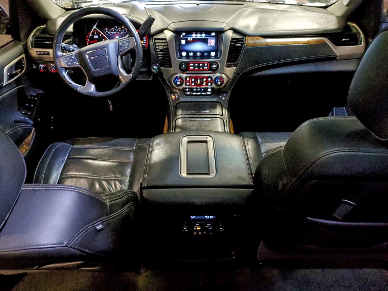 GMC Yukon Denali Image 6