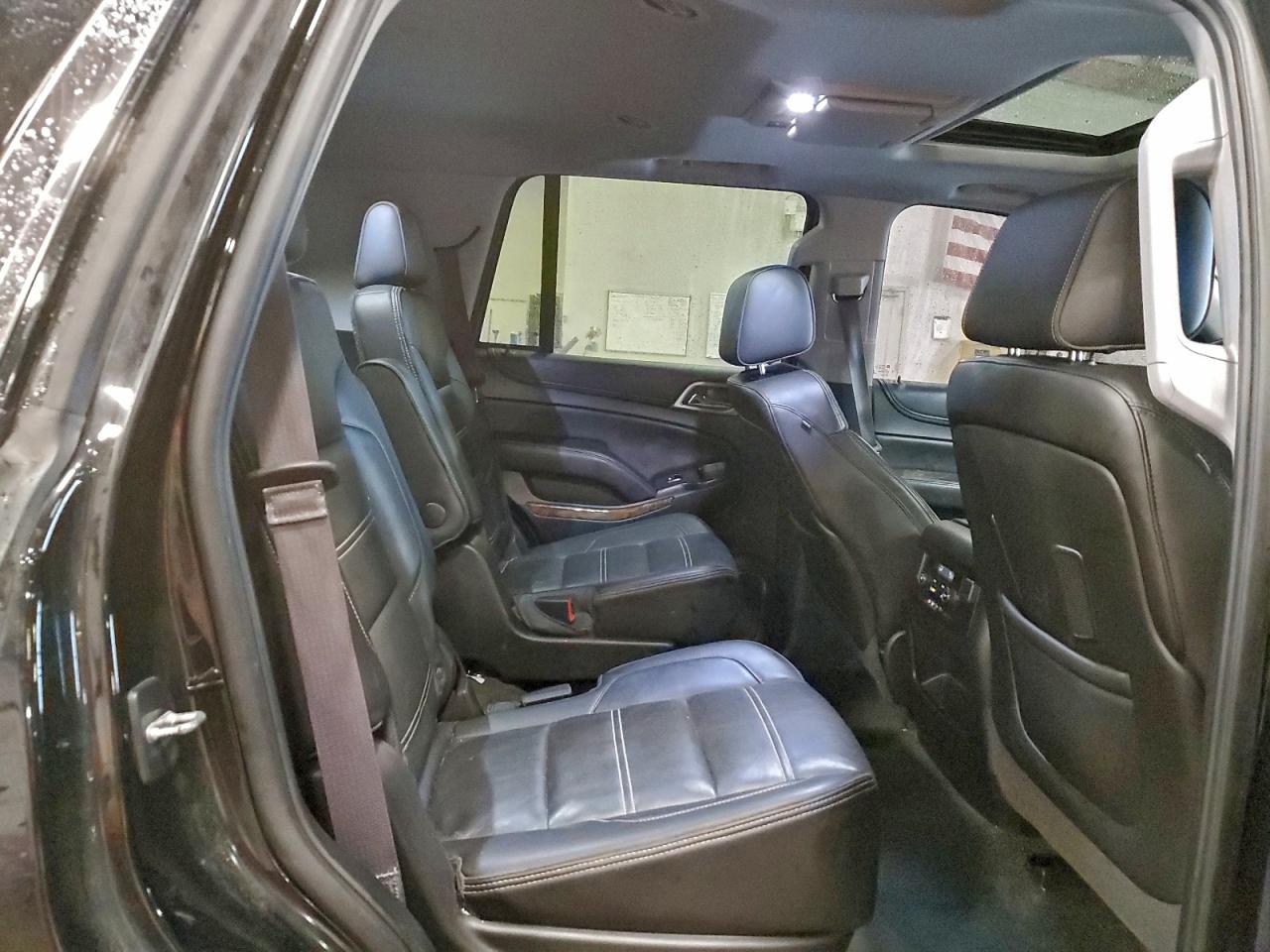 GMC Yukon Denali Image 13